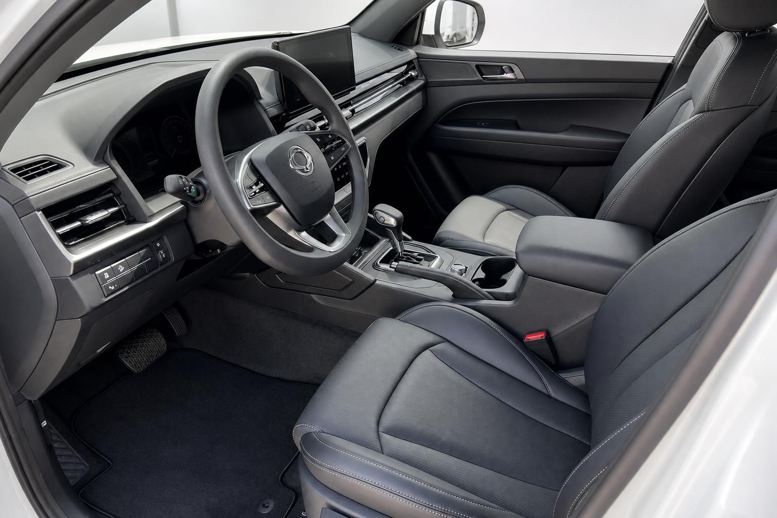 SsangYong Fahrzeug Innenraum mit schwarzen Ledersitzen und Automatikgetriebe - Fahrersicht
