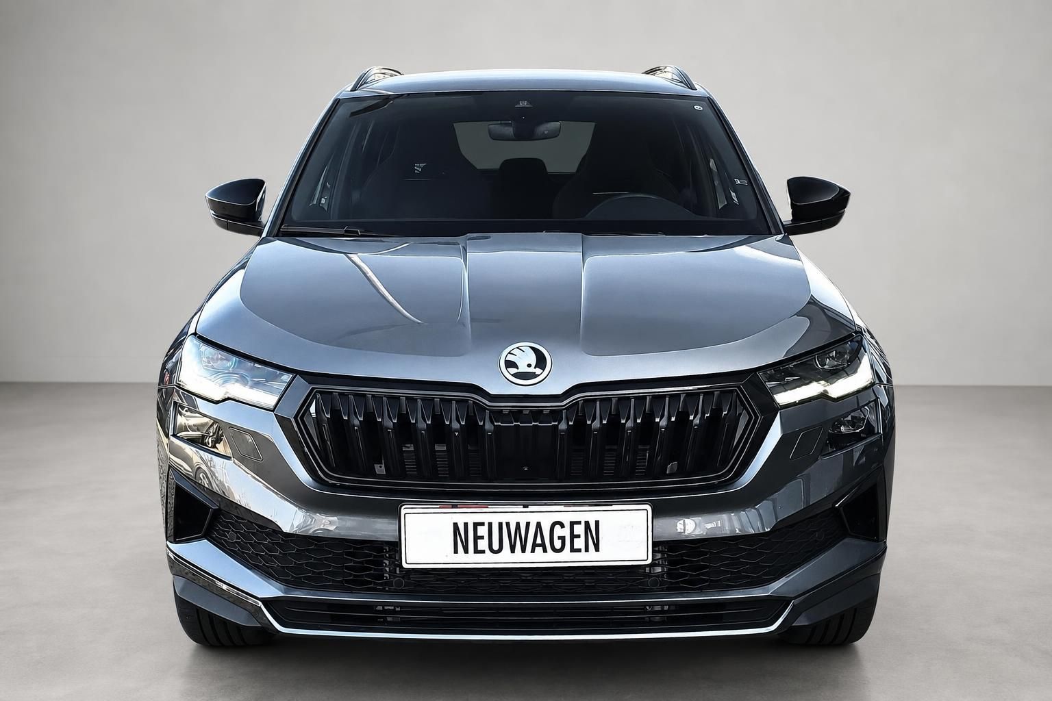 Skoda Kodiaq grau Frontansicht Neuwagen Studioaufnahme