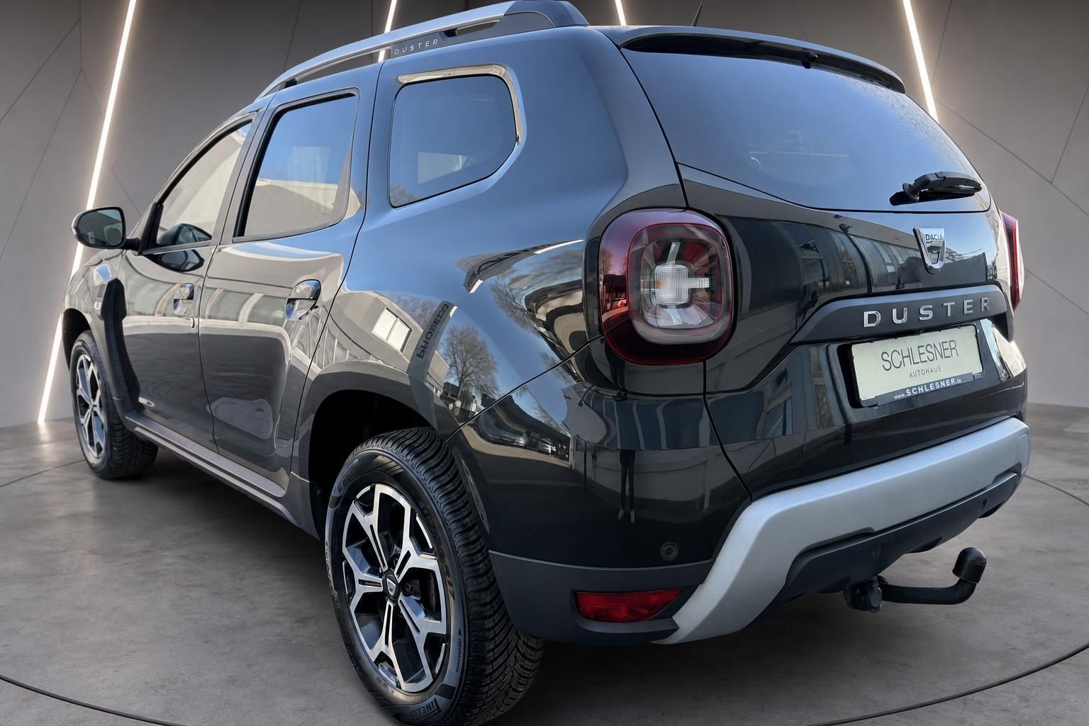 Dacia Duster schwarz Heckansicht mit Anhaengerkupplung im Autohaus Schlesner