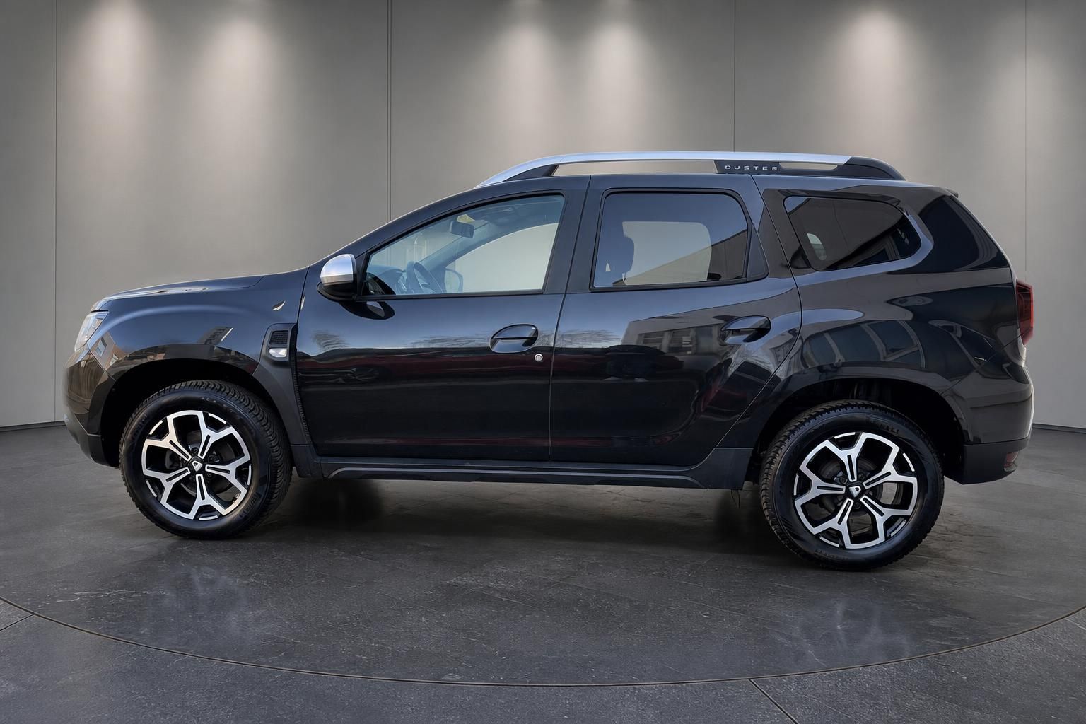Dacia Duster schwarz, Seitenansicht im Studio