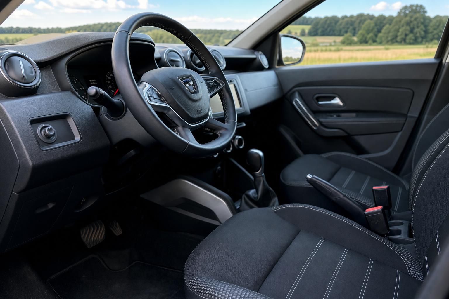 Dacia Duster Cockpit mit Lenkrad und Vordersitzen