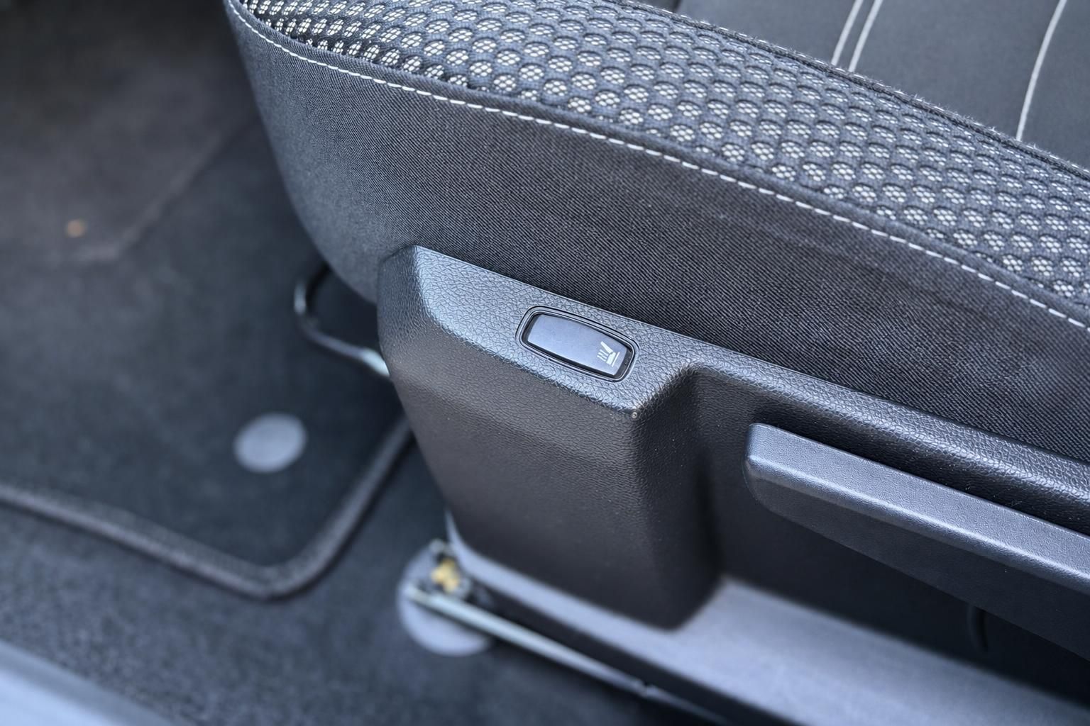 Dacia Duster Innenraum, Sitzheizung-Taste im Detail