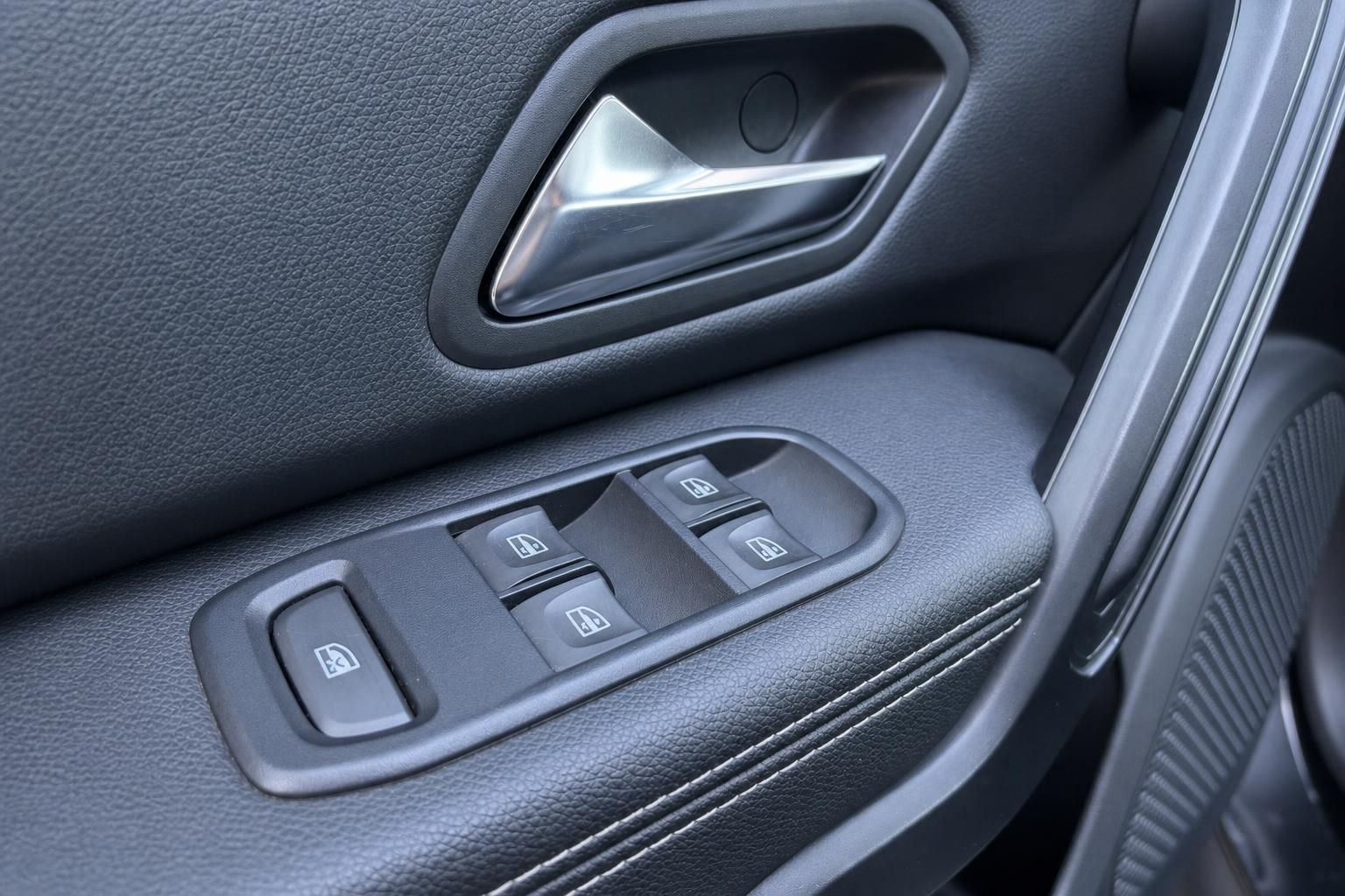 Dacia Duster Tuerverkleidung mit Fensterheber-Schaltern
