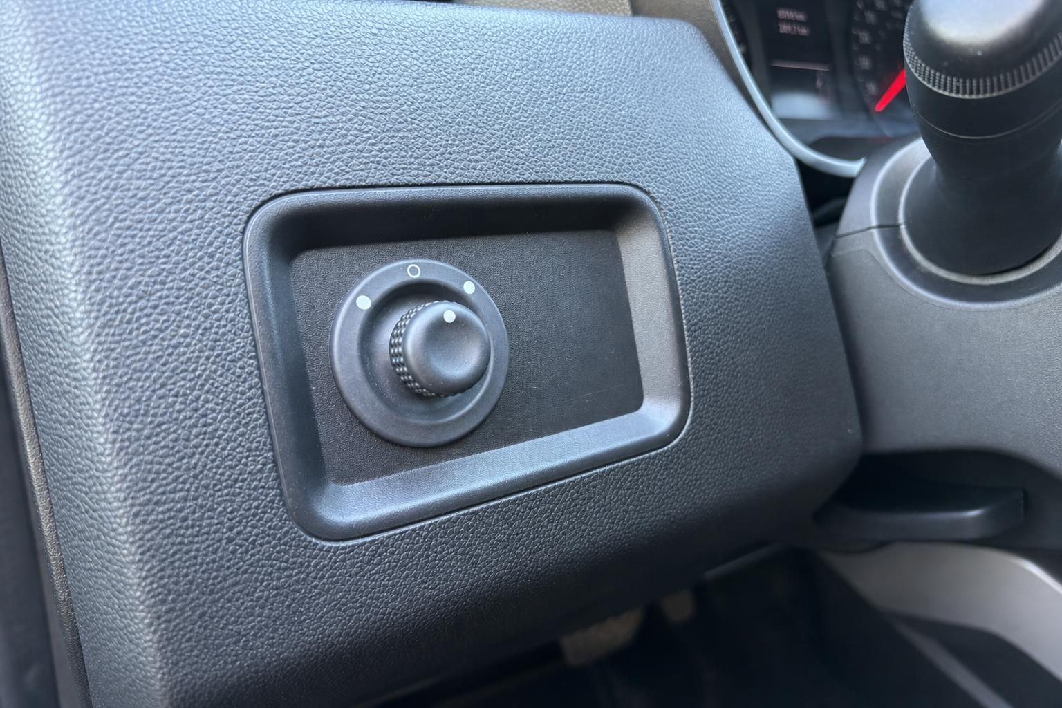 Dacia Duster Detailansicht Scheinwerferregulierung im Cockpit