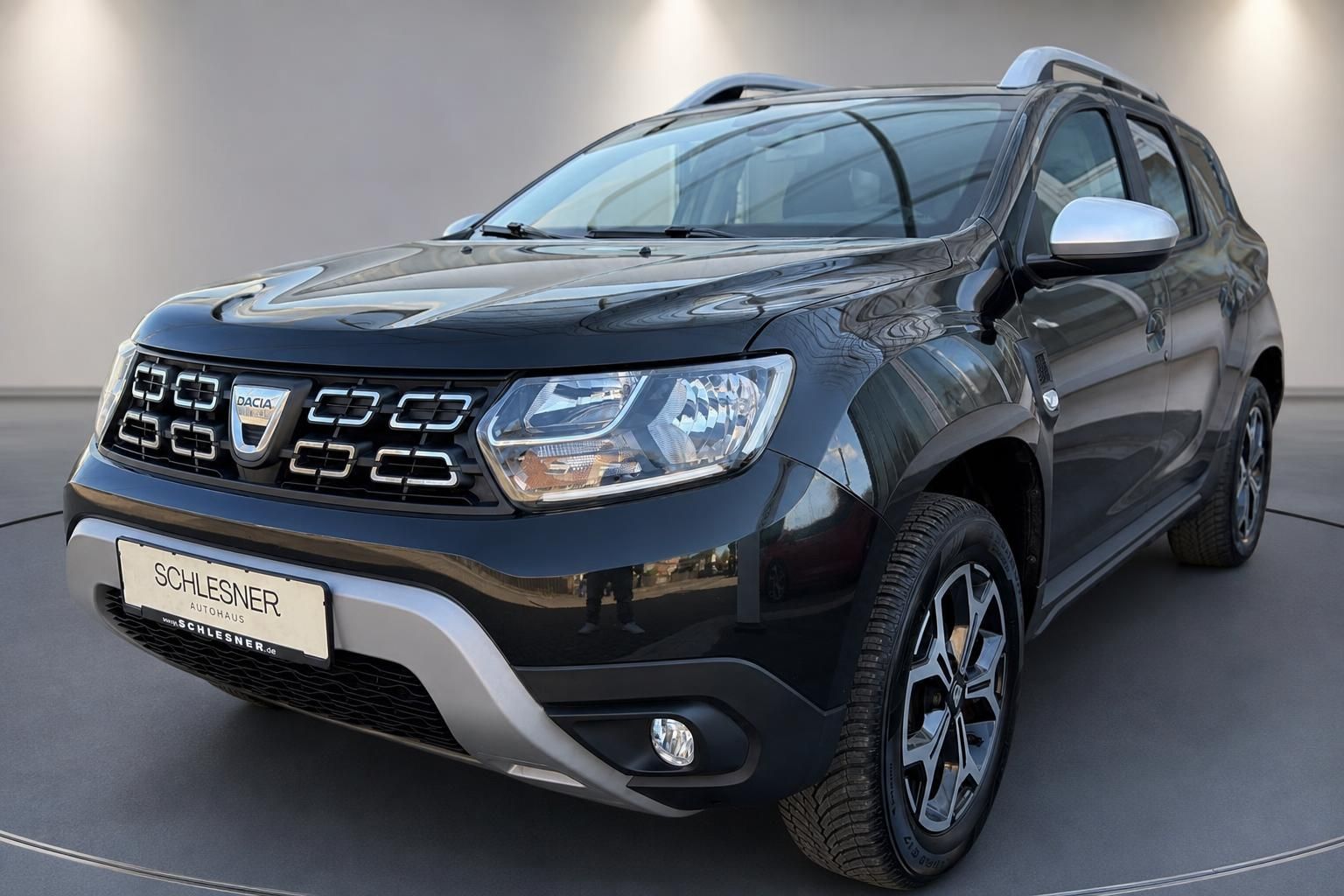 Dacia Duster schwarz Frontansicht mit Kuehlergrill und LED-Scheinwerfern