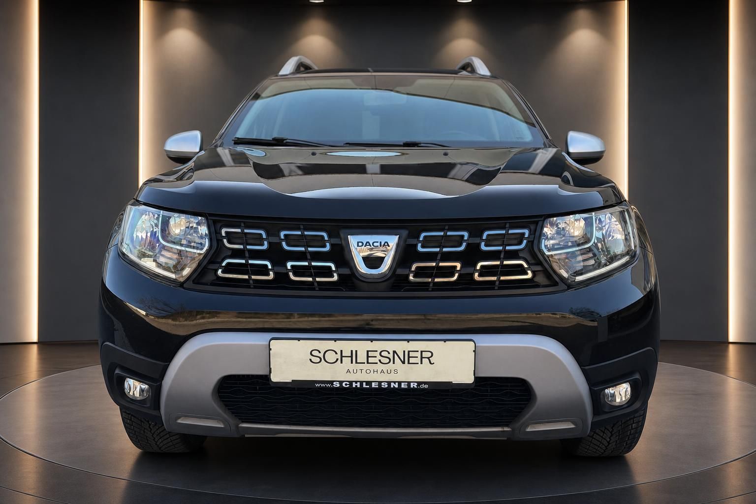 Dacia Duster schwarz SUV direkte Frontansicht mit Dacia Logo