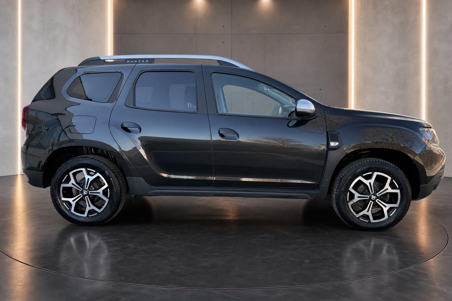 Dacia Duster schwarz SUV Seitenansicht mit Alufelgen im Fokus