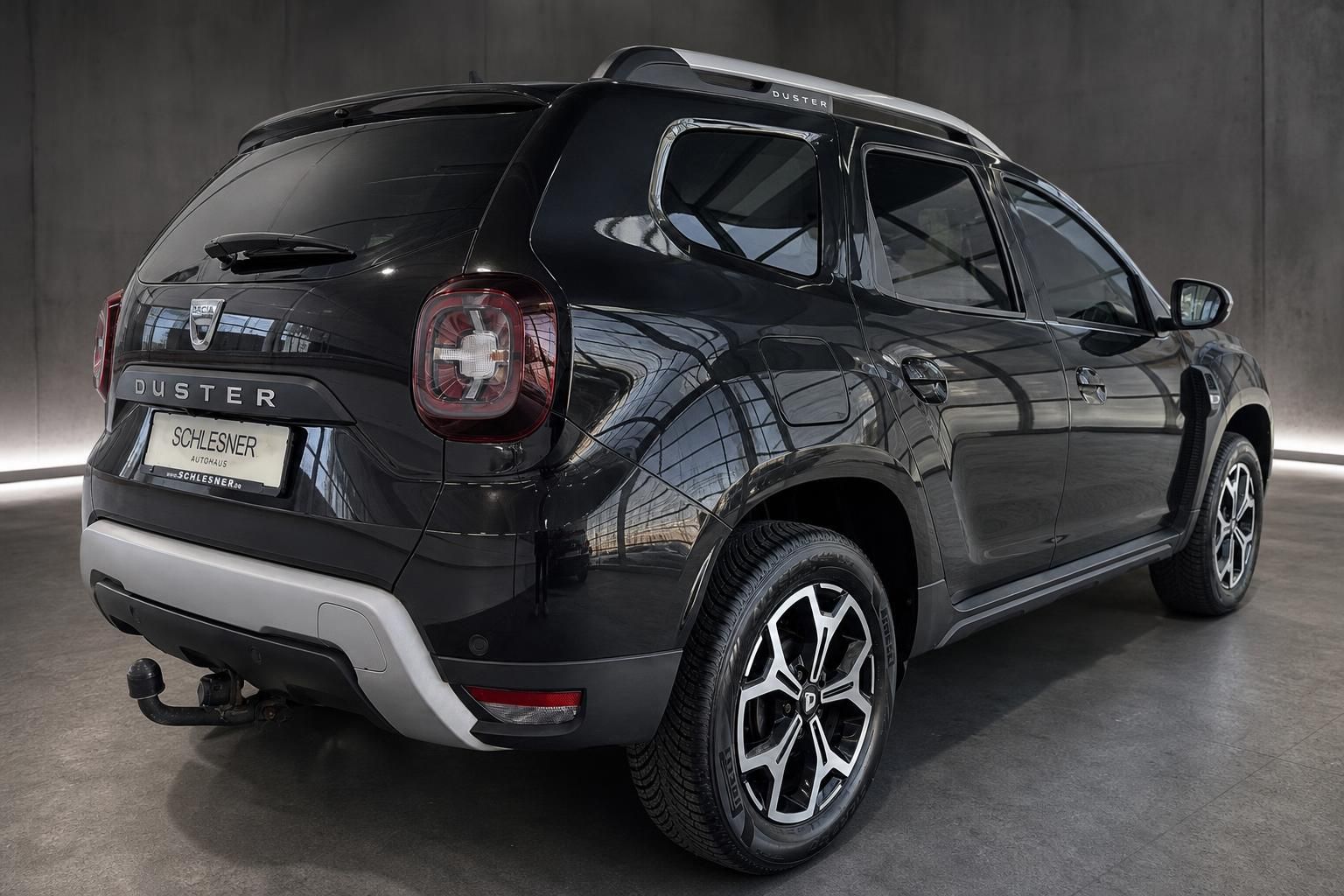 Dacia Duster schwarz Heckansicht seitlich mit Alufelgen im Autohaus Schlesner