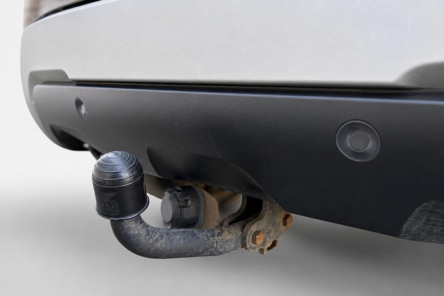 Nahaufnahme Anhaengerkupplung am Heckstossfaenger eines Dacia Duster