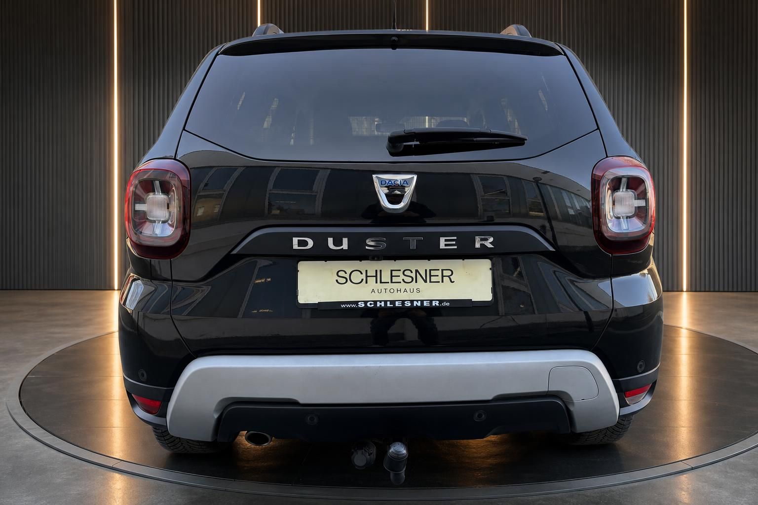 Dacia Duster schwarz Heckansicht frontal auf Drehteller im Autohaus Schlesner