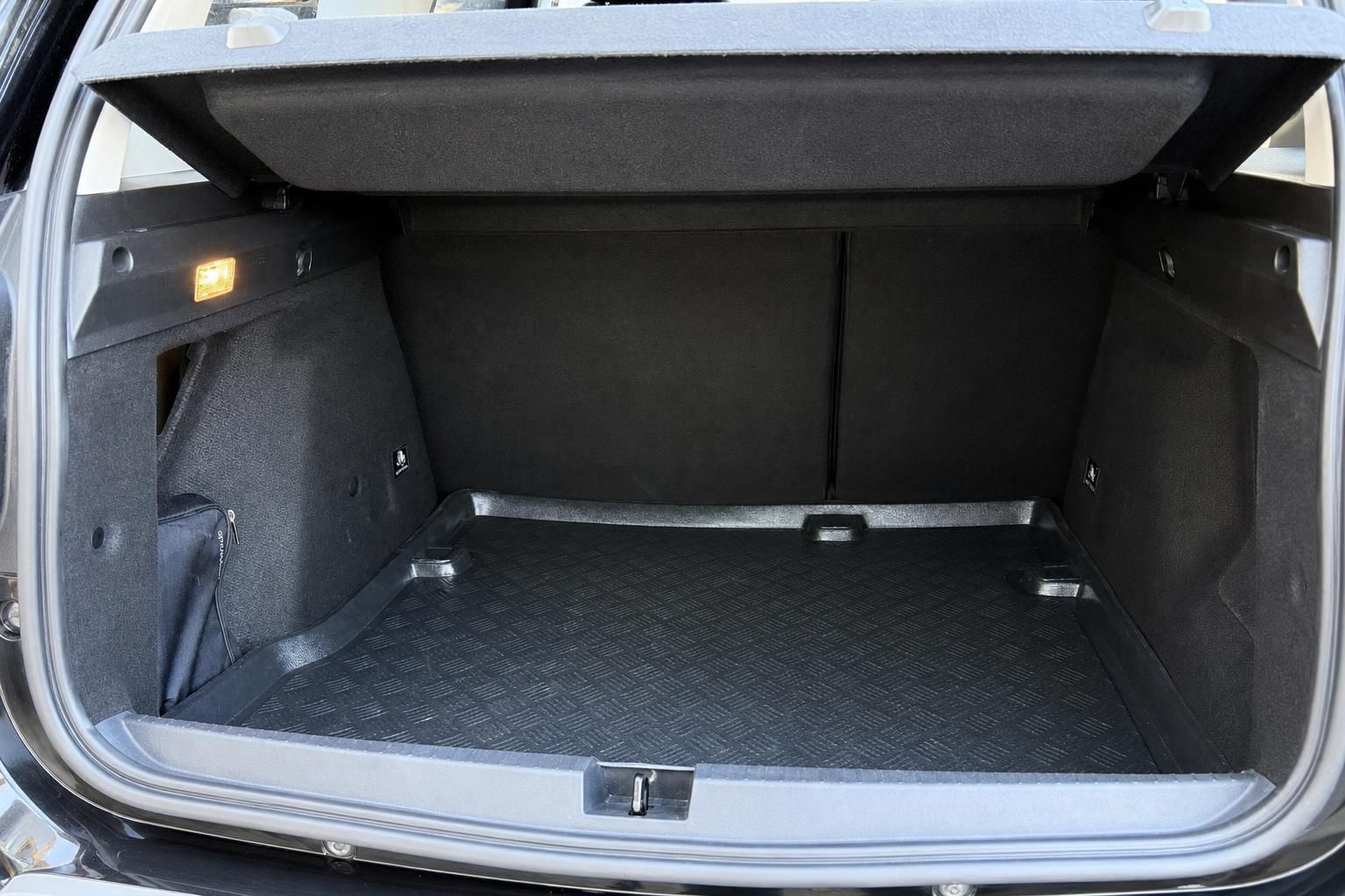 Kofferraum Dacia Duster mit Laderaumwanne und geoeffneter Heckklappe