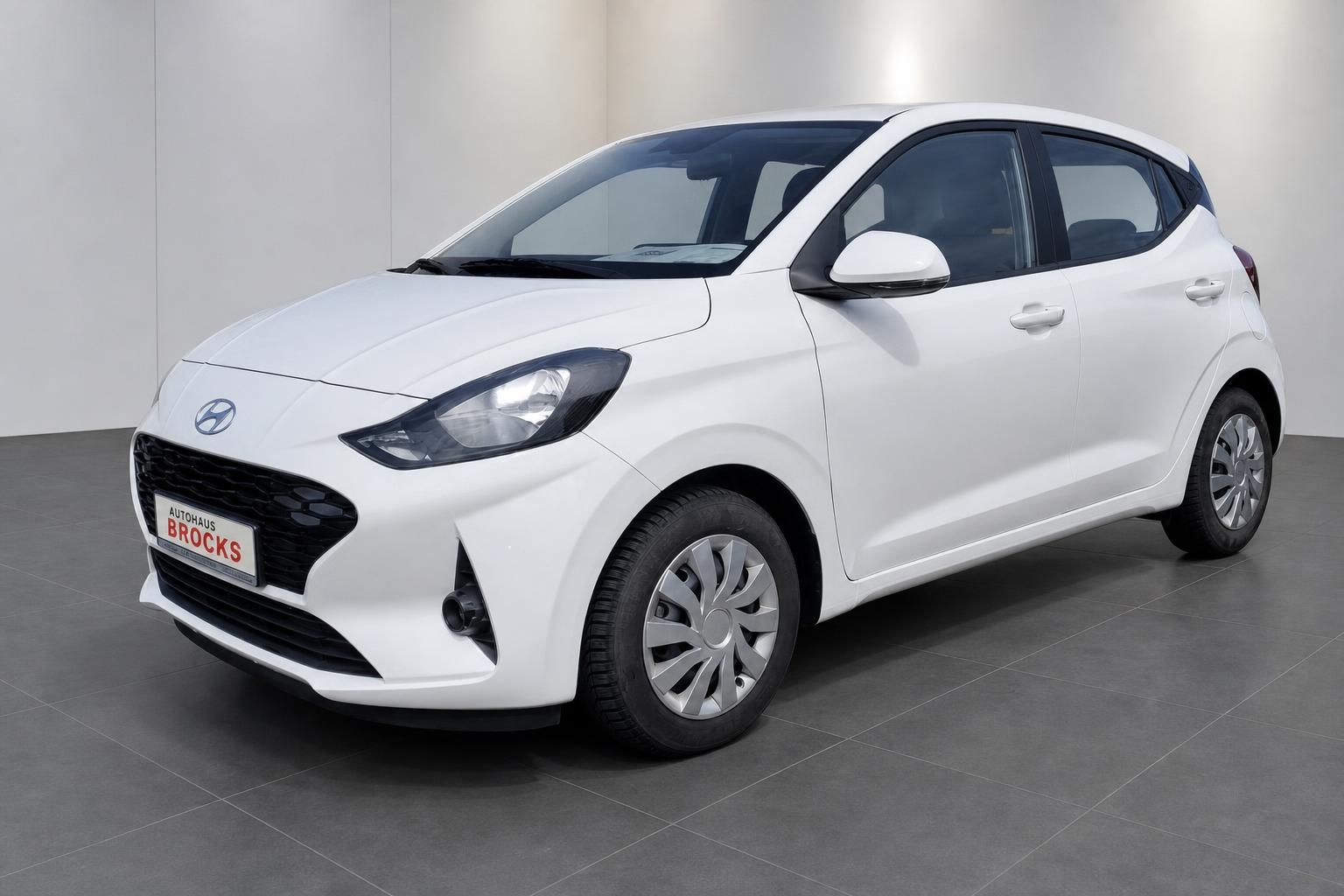 Weißer Hyundai i10 Kleinwagen Frontansicht im Autohaus Brocks