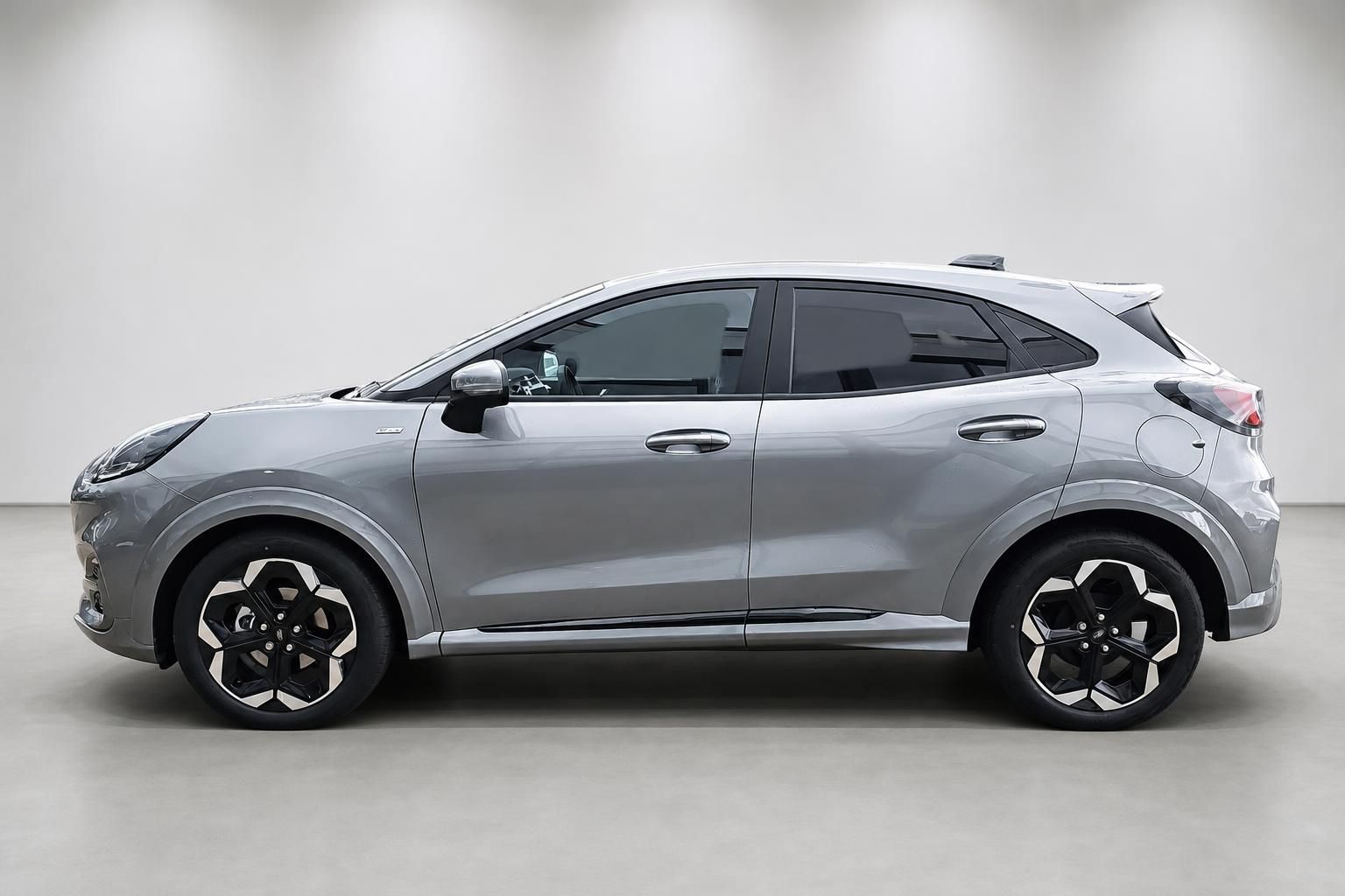 Ford Puma in Silber, Seitenansicht im Studio