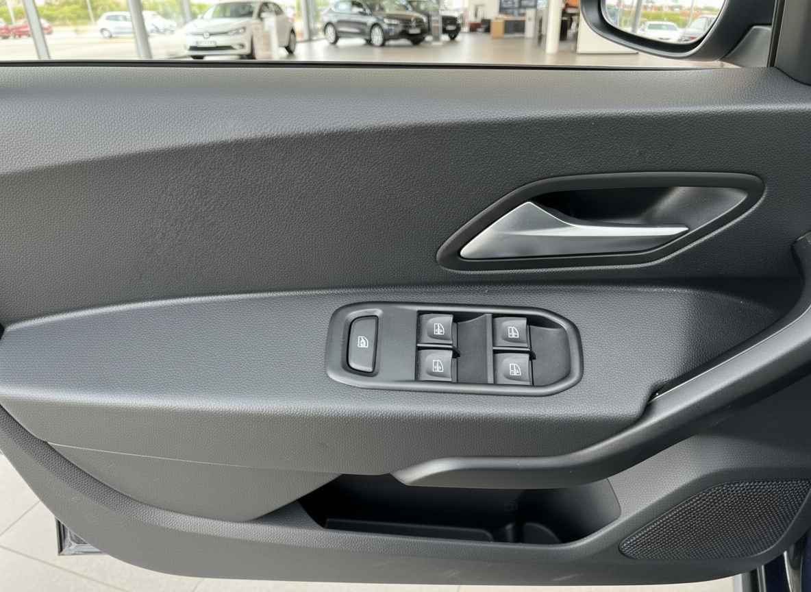 Fahrzeugtür Innenraum mit Fensterheber-Schaltern und Türgriff im Autohaus