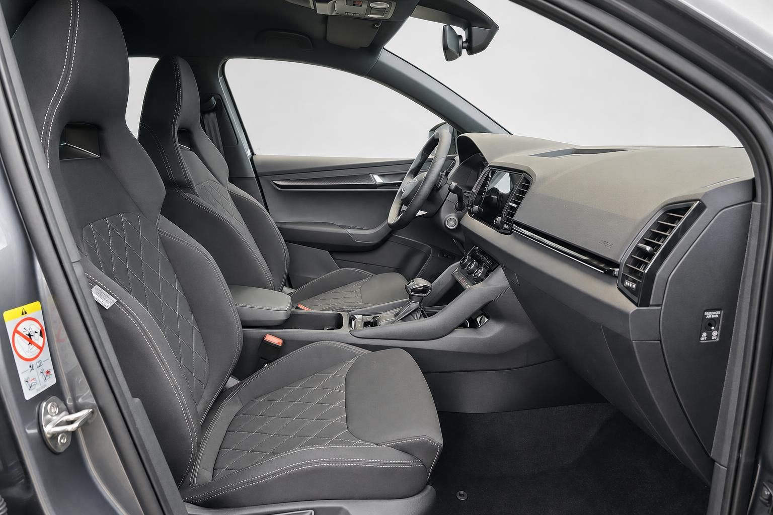 Škoda Innenraum mit schwarzen Sportsitzen und Blick auf Cockpit und Mittelkonsole