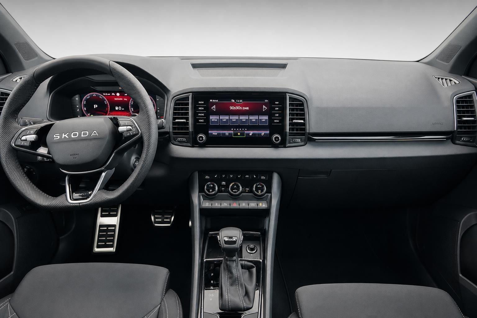 Škoda Cockpit mit Lenkrad, Digitaltacho und Touchscreen-Infotainmentsystem