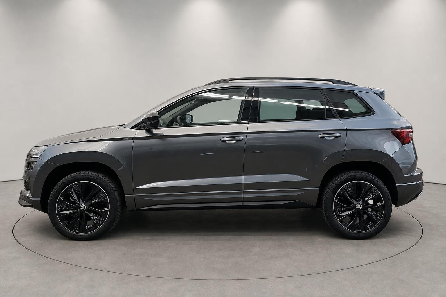 Skoda Karoq SUV grau, Seitenansicht mit schwarzen Felgen