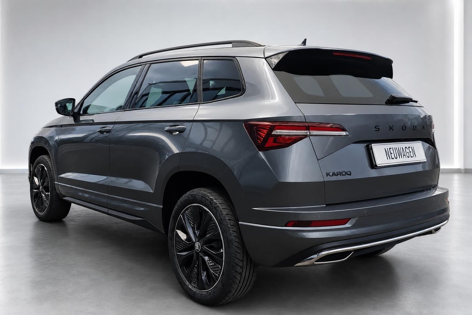 Skoda Karoq SUV grau, Heckansicht schräg mit Rücklichtern