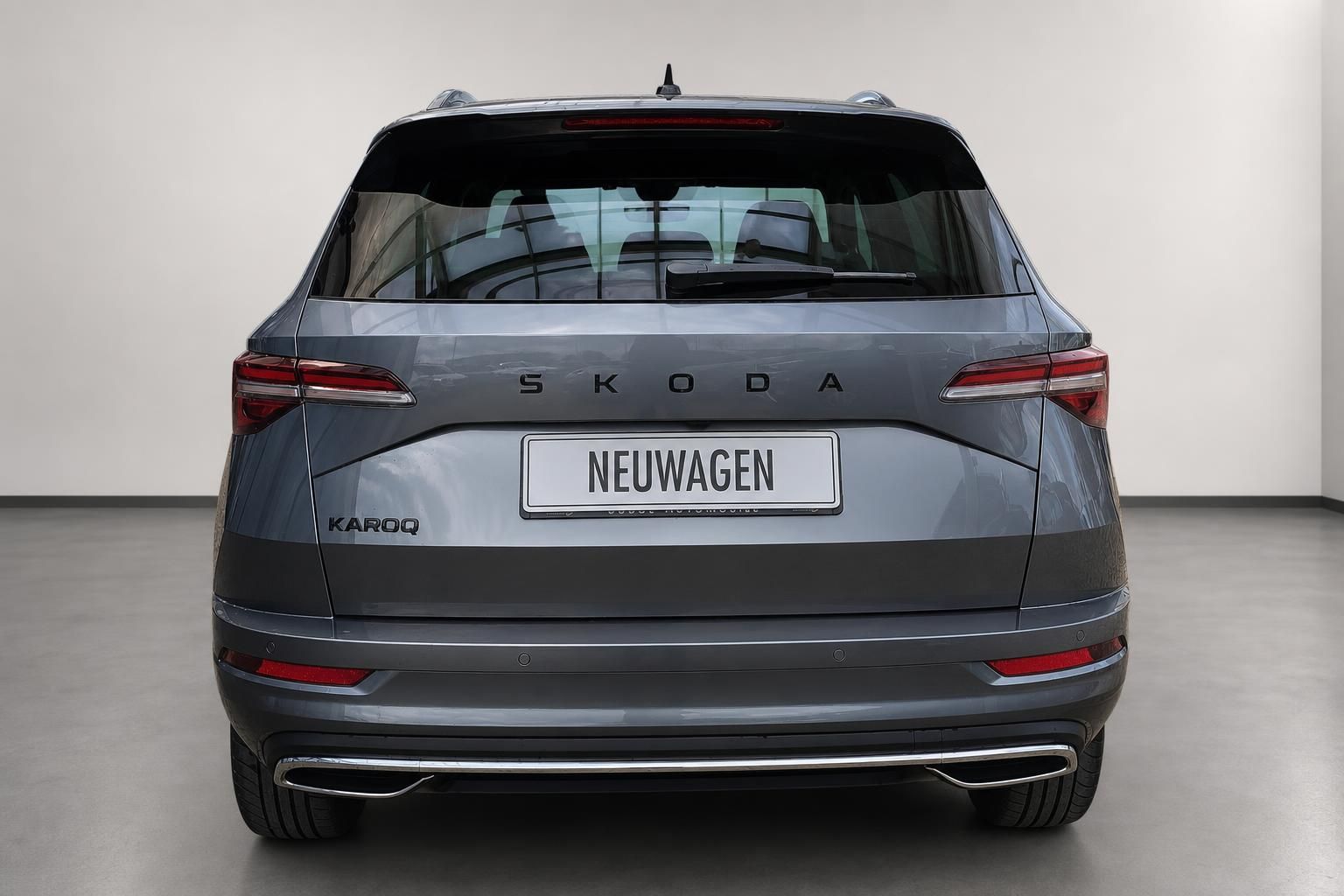 Skoda Karoq Heckansicht grau SUV Neuwagen Studioaufnahme