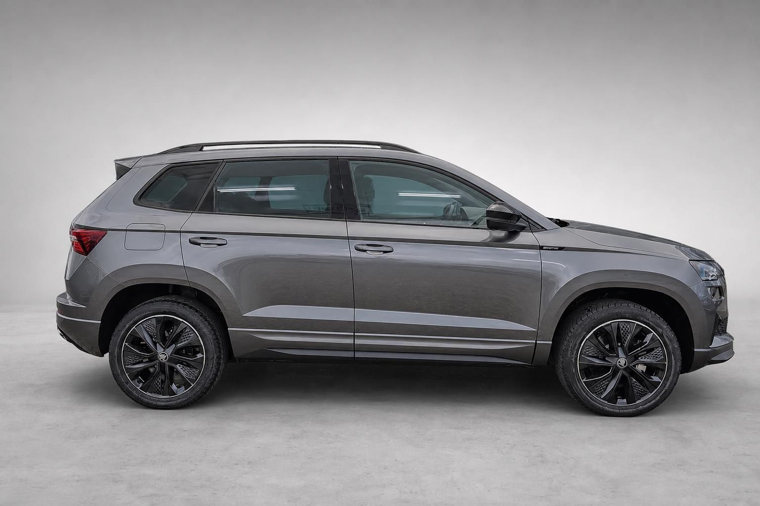 Skoda Karoq Seitenansicht SUV in Grau Sportline