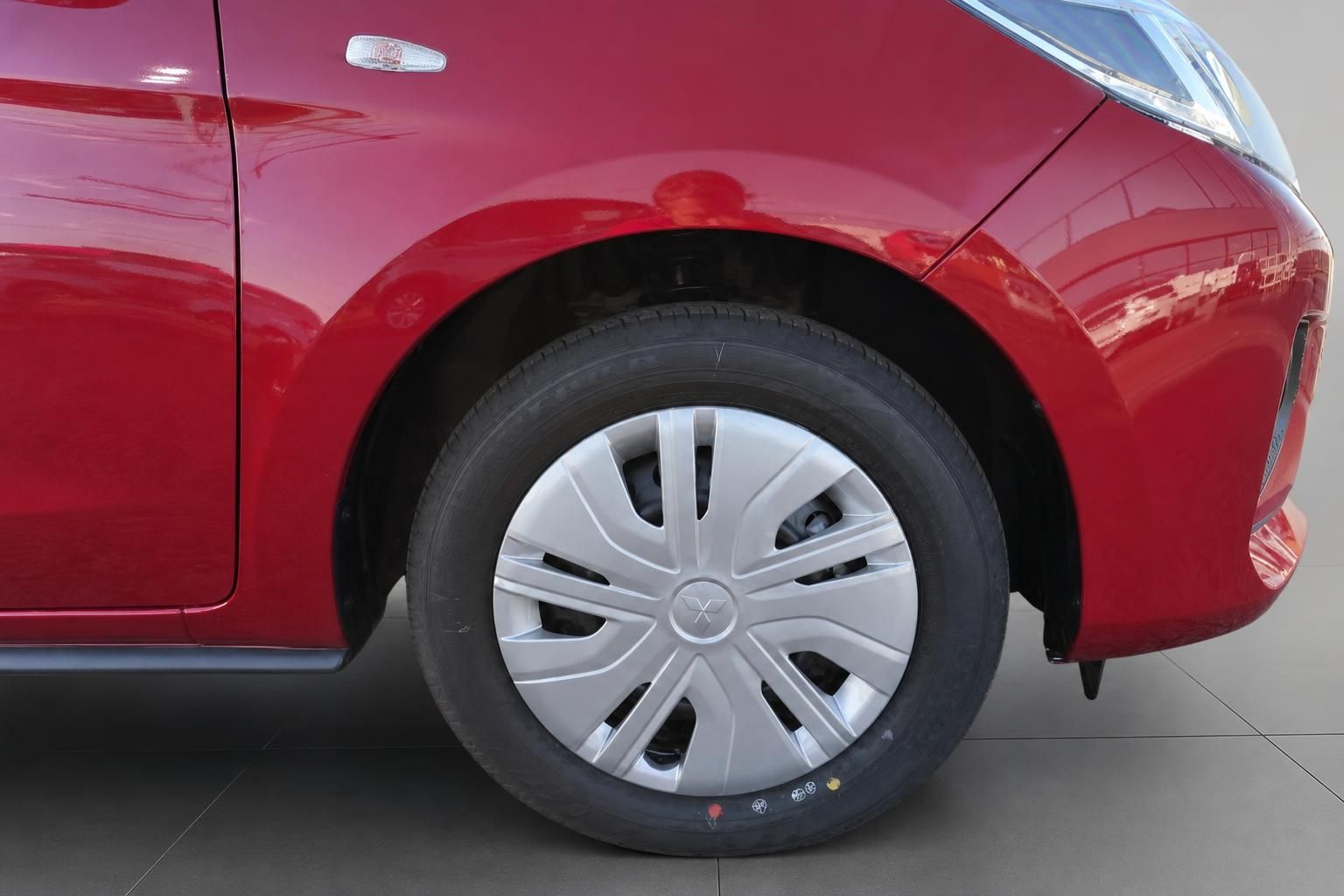 Mitsubishi Fahrzeug Rad mit weißer Radkappe Detailaufnahme