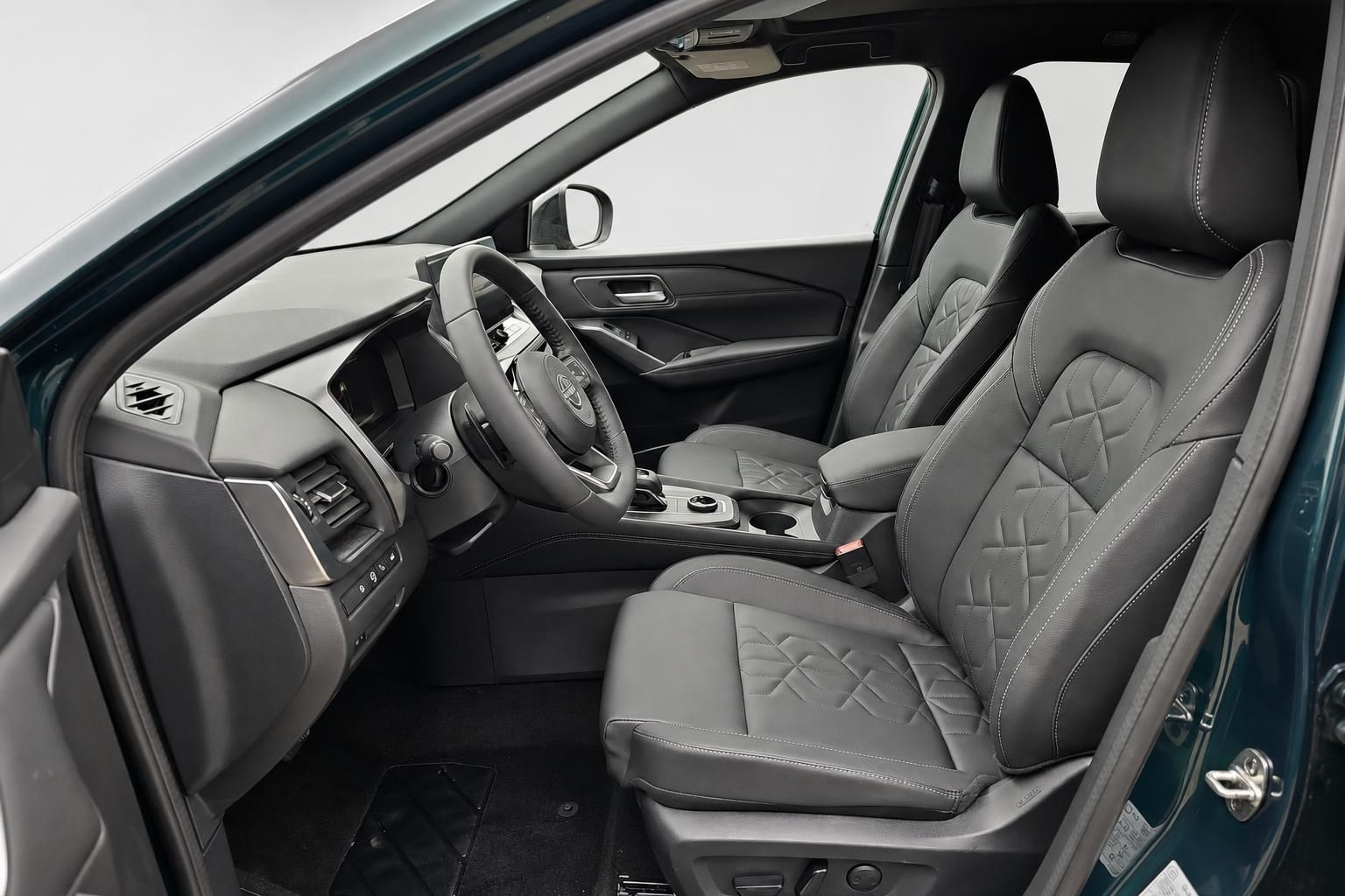Innenraum eines Nissan SUV mit schwarzen Ledersitzen und Cockpit