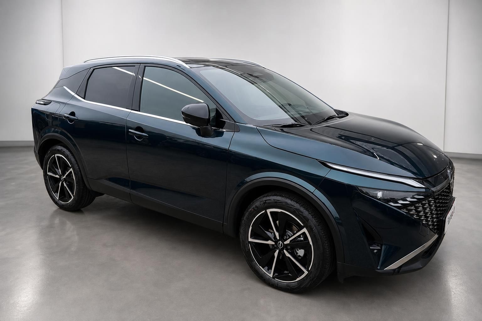 Nissan Qashqai Neuwagen in Dunkelblau, Frontansicht seitlich