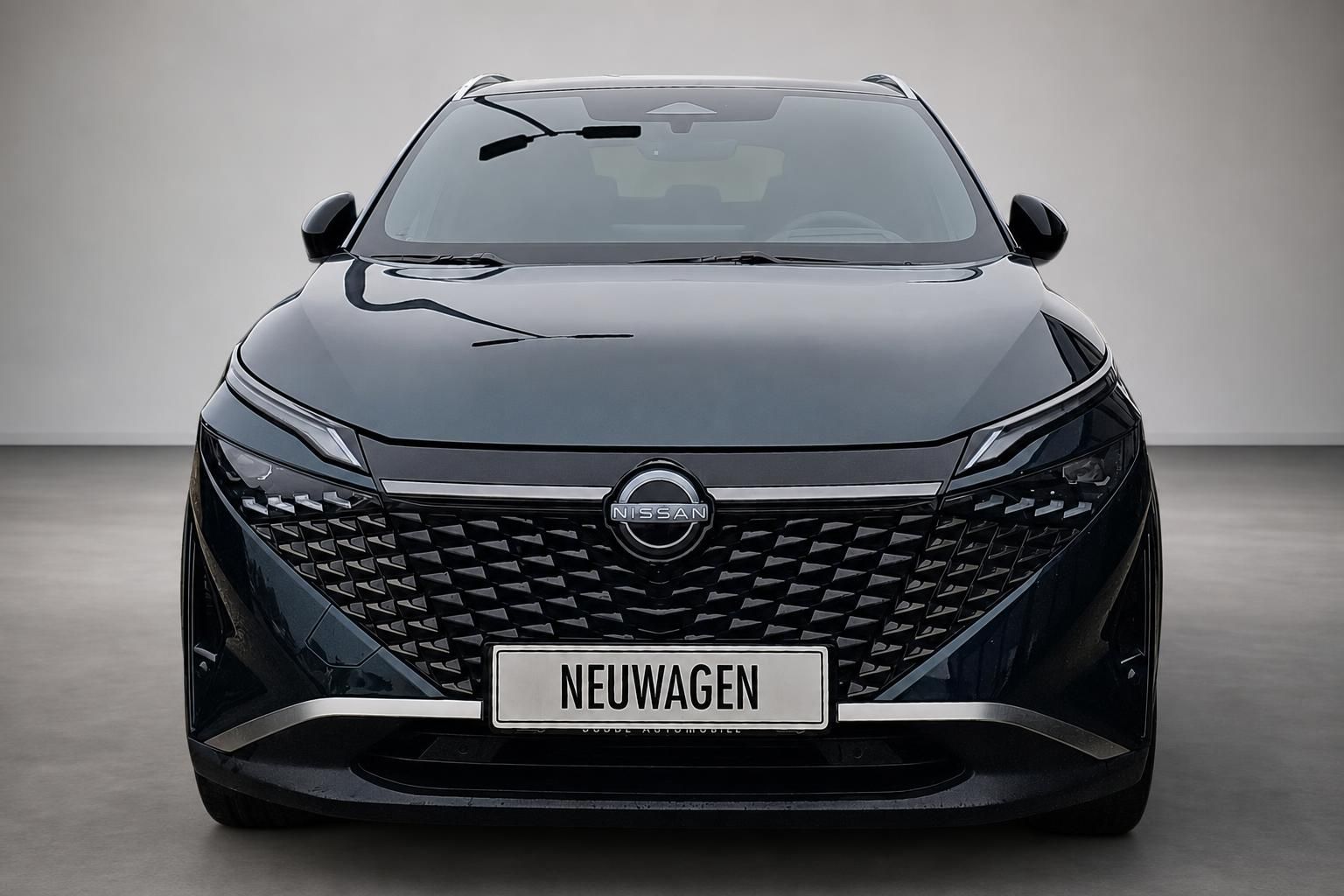 Nissan Qashqai Neuwagen Frontansicht in Schwarz mit Kühlergrill
