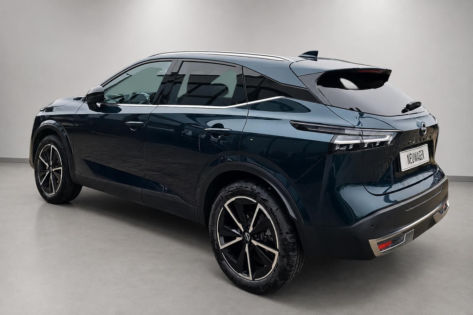 Nissan Qashqai Neuwagen Heckansicht seitlich in Dunkelblau