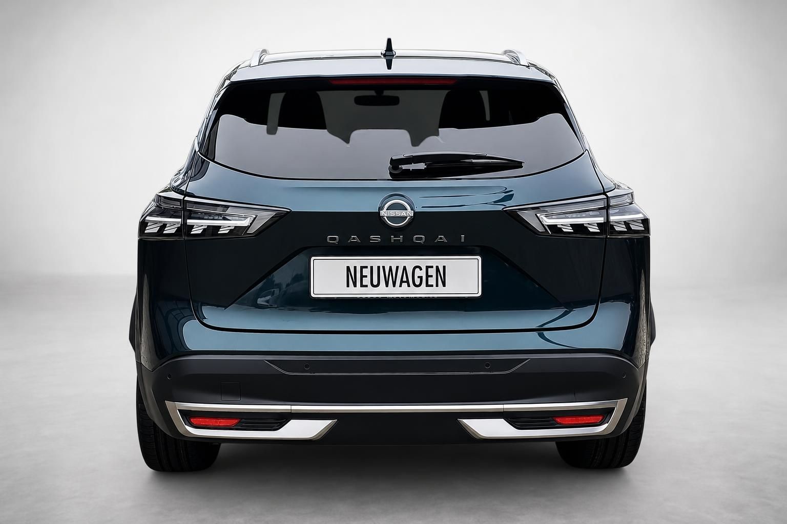 Nissan Qashqai in Blau, Heckansicht im Studio