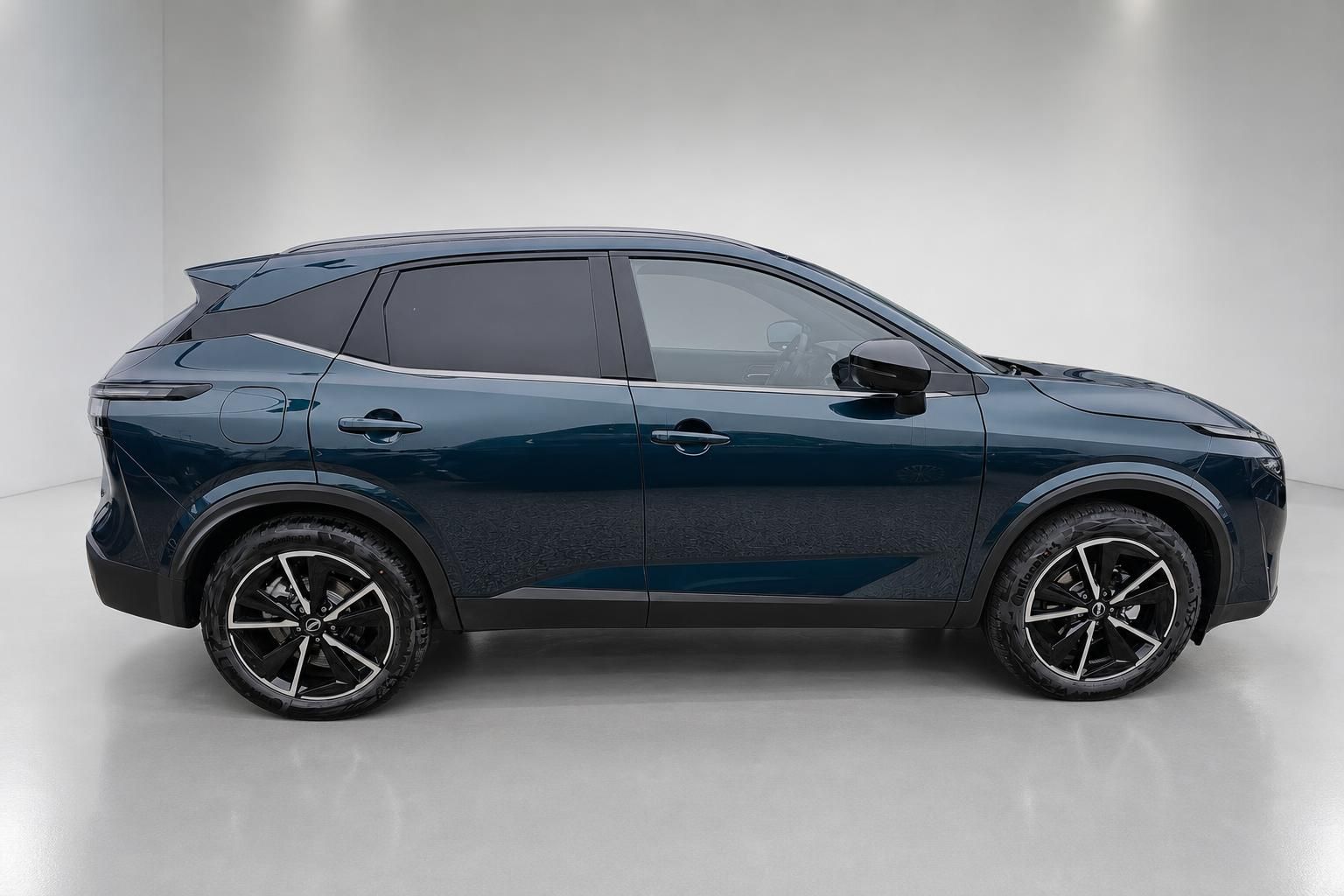 Nissan Qashqai blau, Seitenansicht im Fotostudio