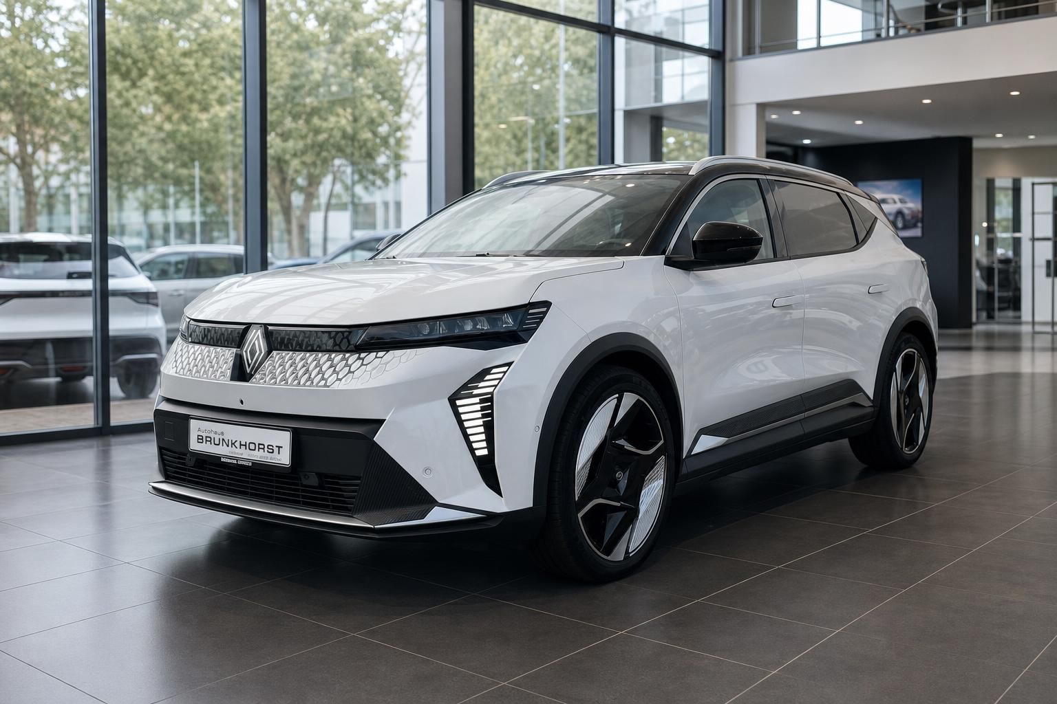 Renault Scenic E-Tech Elektro-SUV in weiß im Autohaus Brunkhorst Showroom