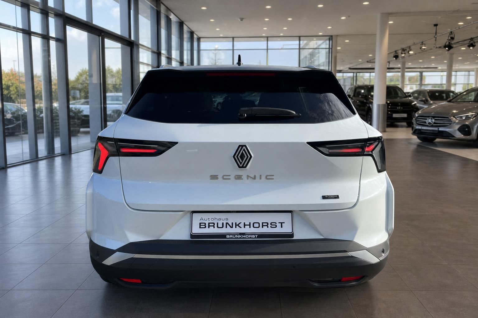 Renault Scenic E-Tech Heckansicht in weiß mit LED-Rückleuchten im Autohaus
