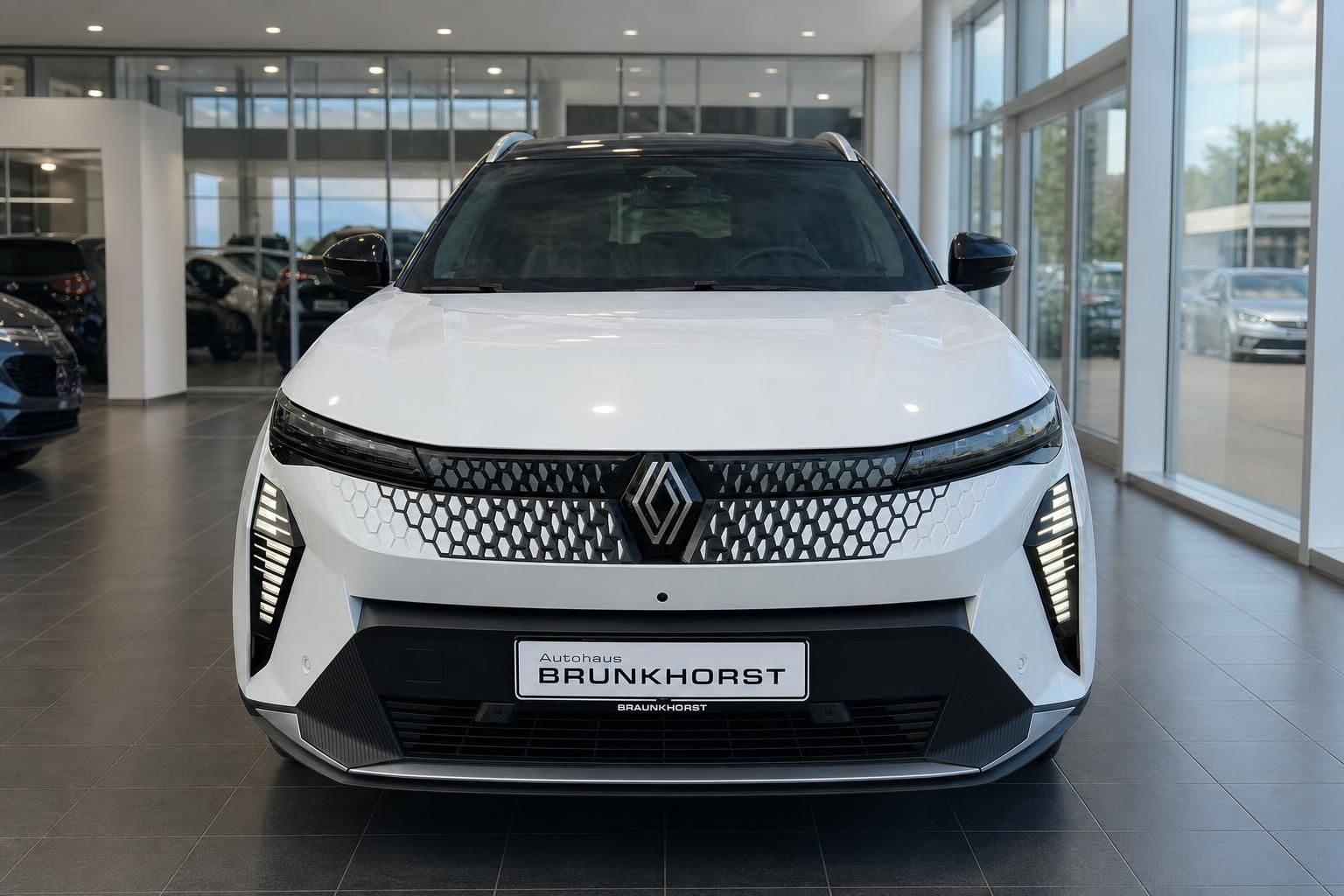 Renault Scenic E-Tech Frontansicht in weiß mit charakteristischem Kühlergrill
