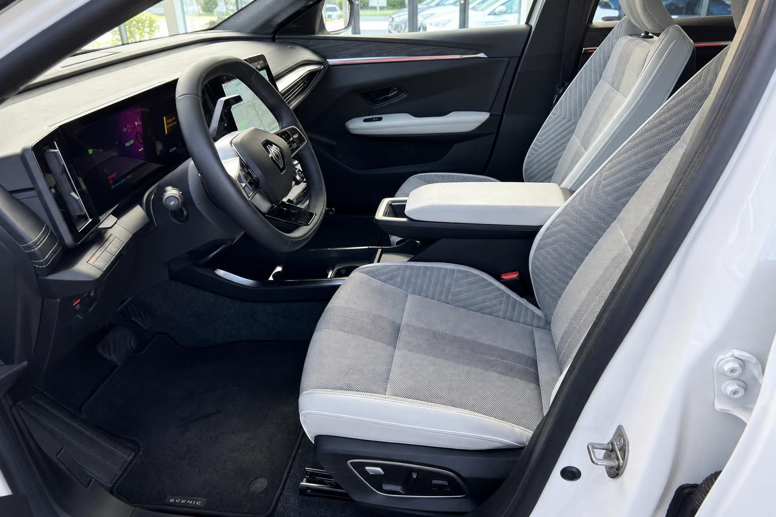 Renault Scenic E-Tech Innenraum mit grau-weißen Sitzen und modernem Cockpit