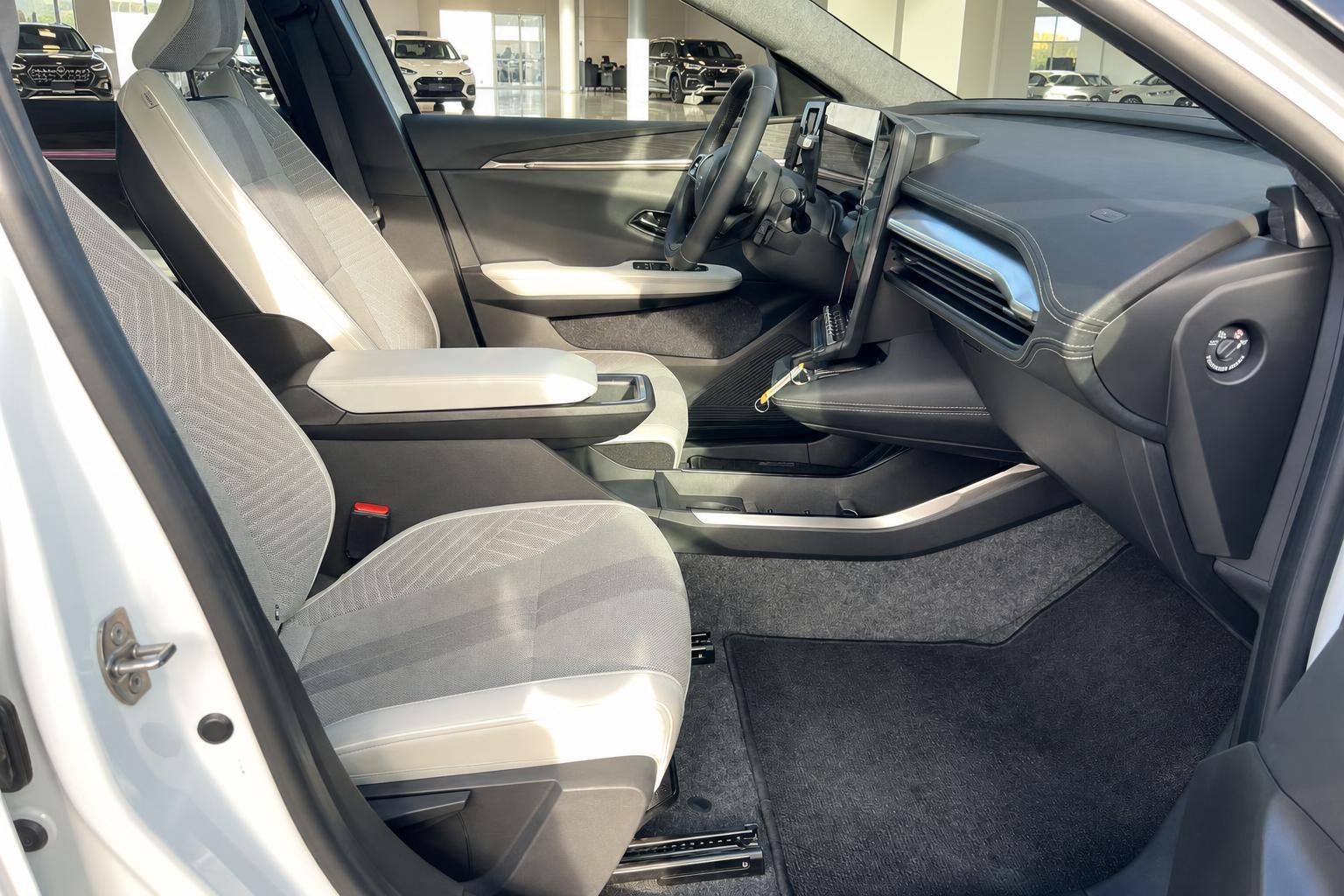 Fahrzeug Innenraum mit hellen Sitzen und moderner Ausstattung im Autohaus