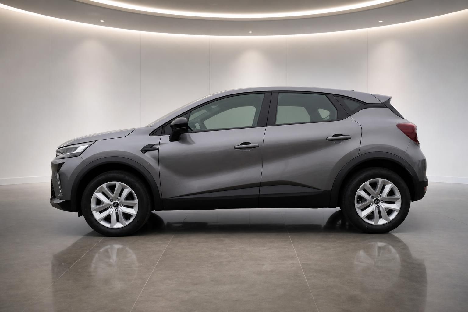 Renault Captur grau metallic Seitenansicht im Showroom – SUV Gesamtansicht