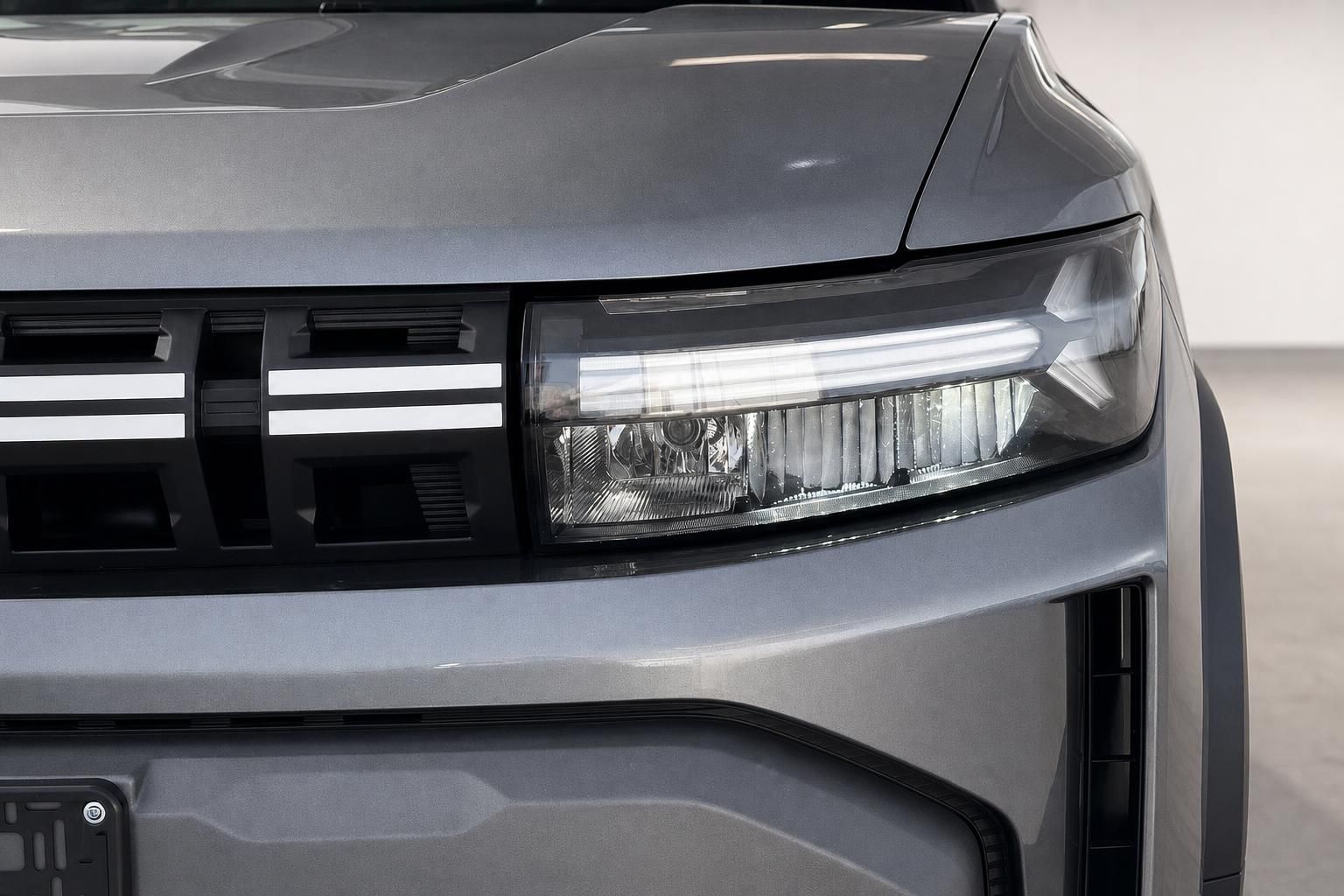 Dacia Duster Scheinwerfer LED Detailaufnahme Frontpartie grau
