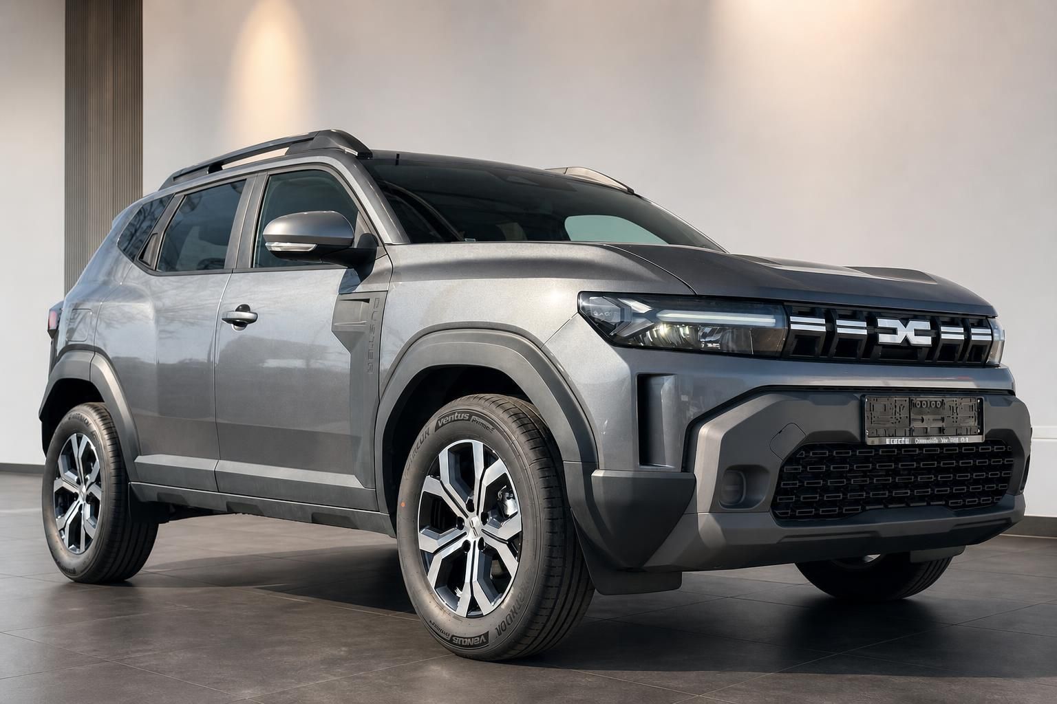 Dacia Duster SUV grau Schrägansicht vorne links im Showroom