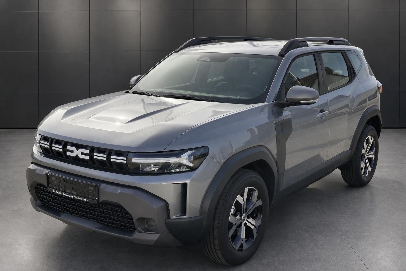 Dacia Duster SUV grau Dreiviertelansicht vorne rechts vor Betonwand
