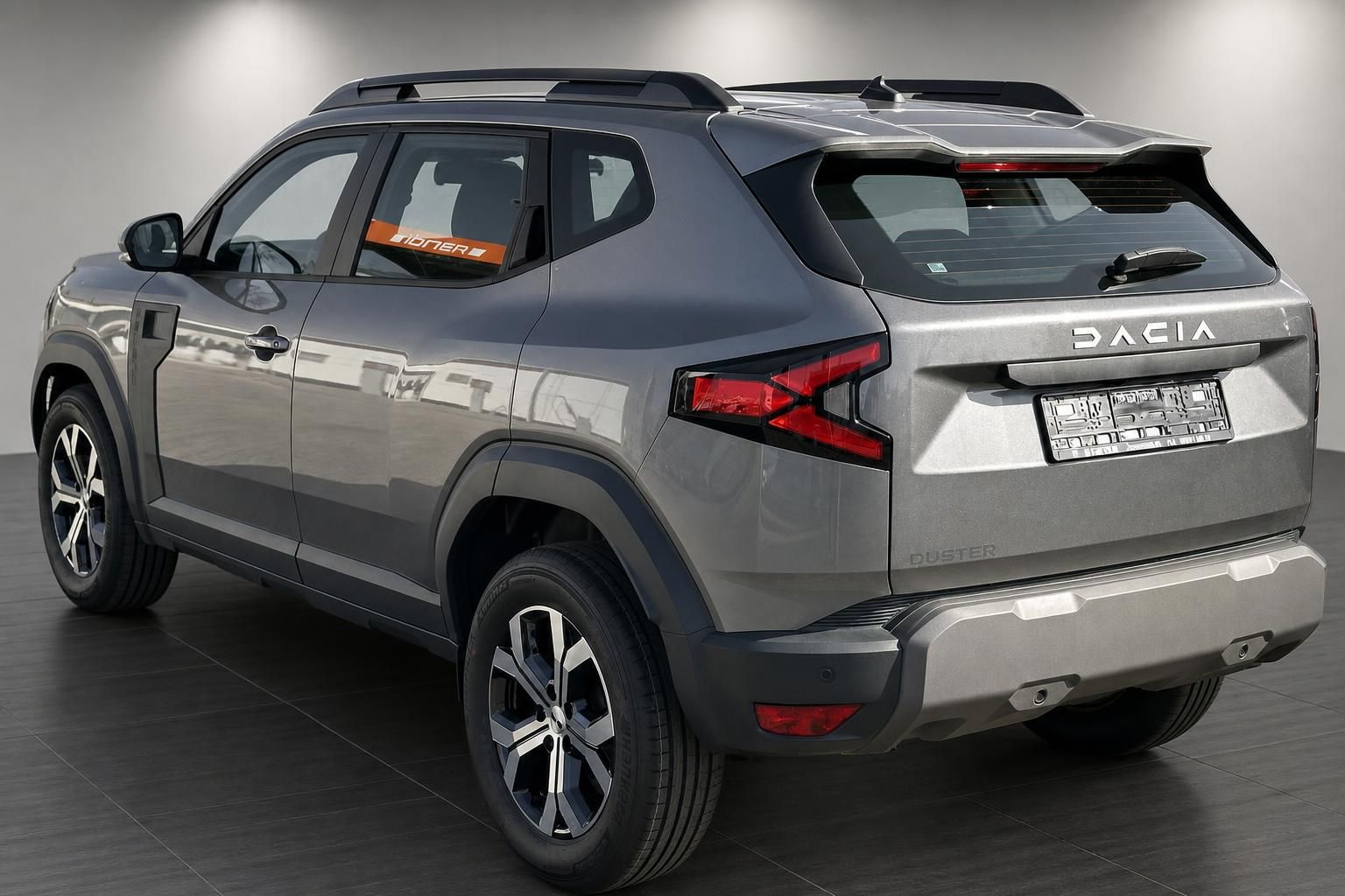 Dacia Duster SUV grau Heckansicht schräg im Autohaus Showroom