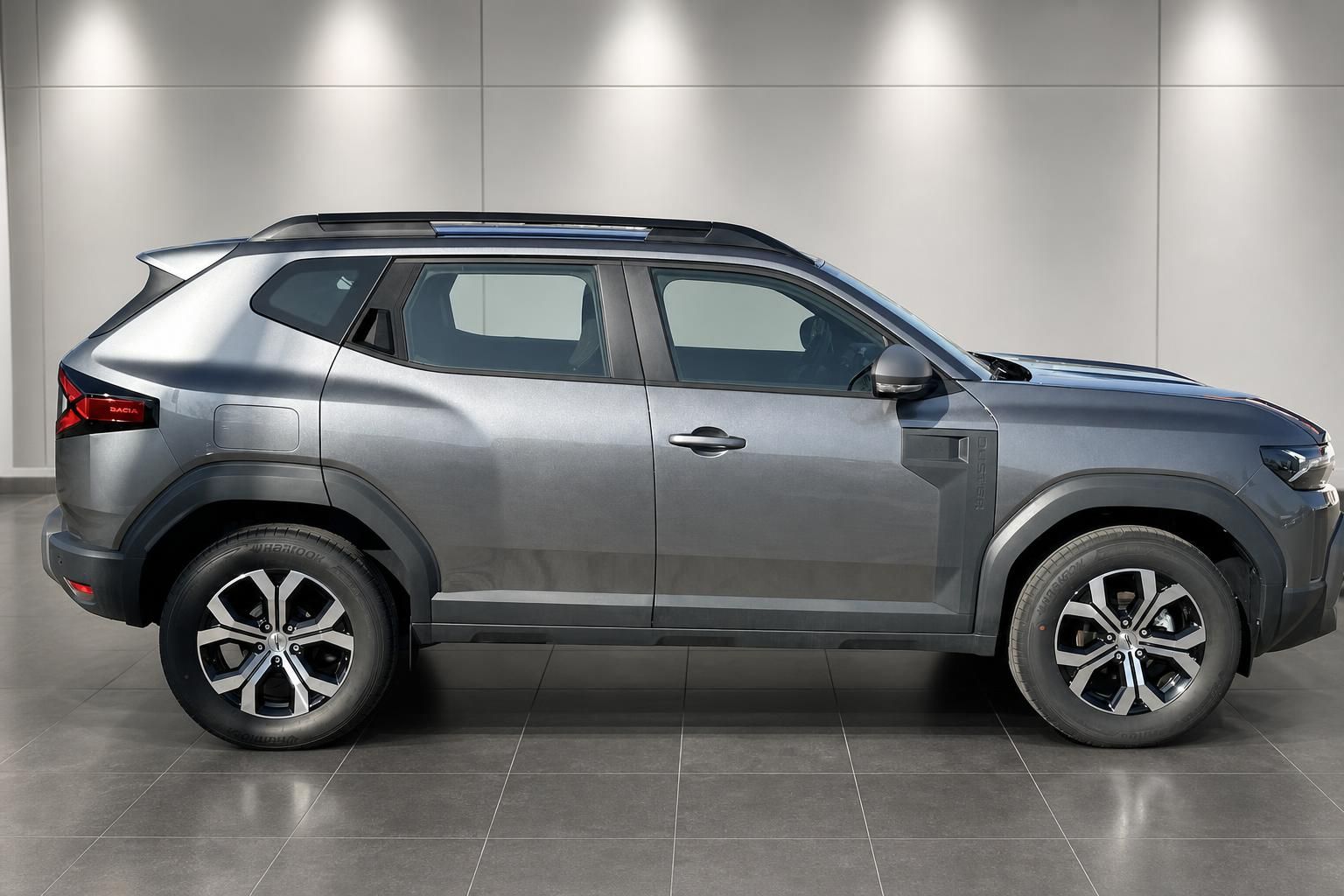 Dacia Duster SUV grau Seitenansicht im Autohaus Showroom