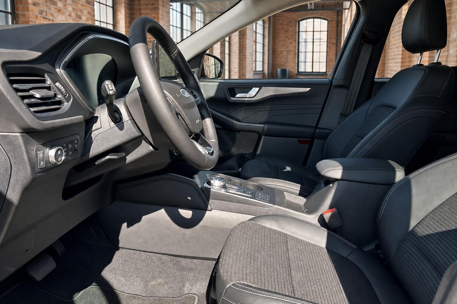 Ford Kuga Innenraum – Cockpit mit Lenkrad, Automatikgetriebe und schwarzen Ledersitzen