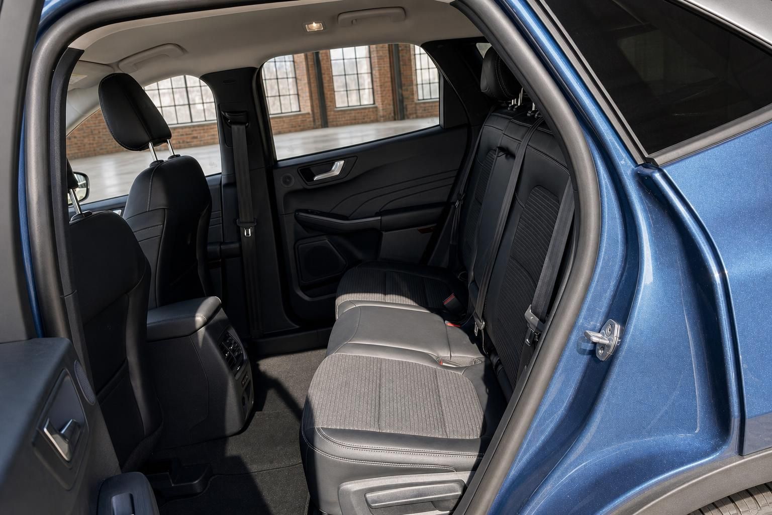 Ford Kuga Rücksitzbank in blauem SUV – geräumiger Fond mit schwarzen Ledersitzen