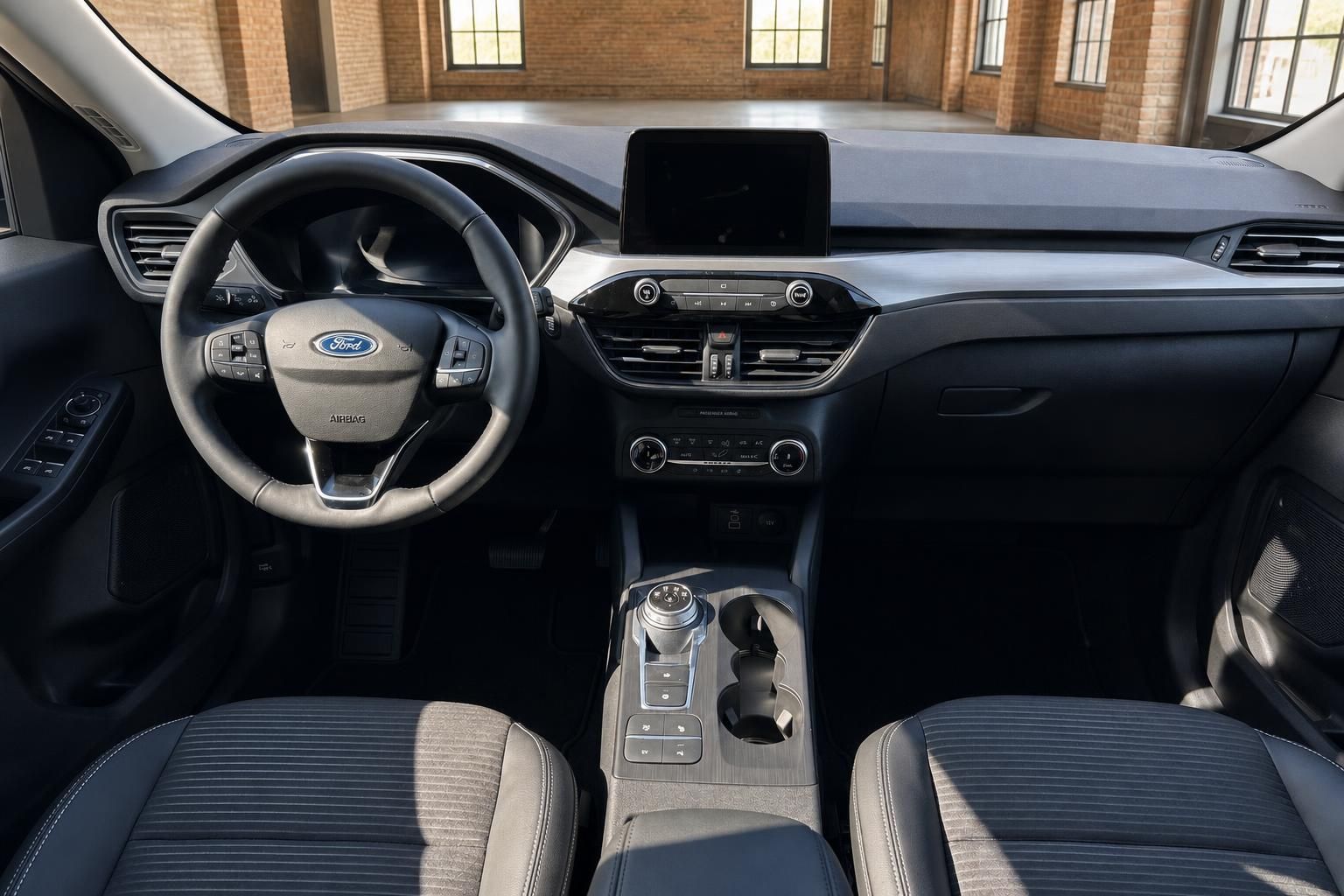 Ford Kuga Innenraum Übersicht – Lenkrad, Touchscreen, Klimabedienung und Mittelkonsole