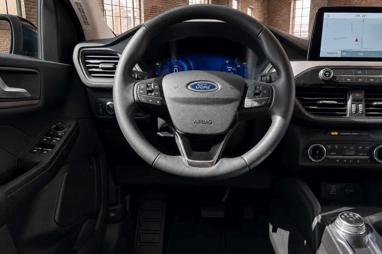 Ford Kuga Lenkrad mit digitalen Instrumenten, Navigationsdisplay und Klimaanlage im Cockpit