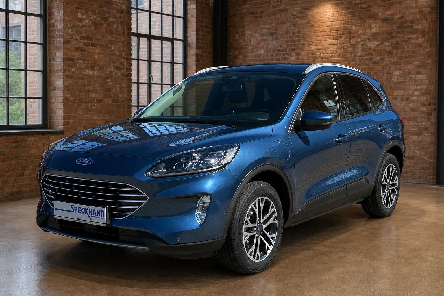 Ford Kuga blau metallic – Frontansicht schräg von vorne links im Showroom Speckhahn