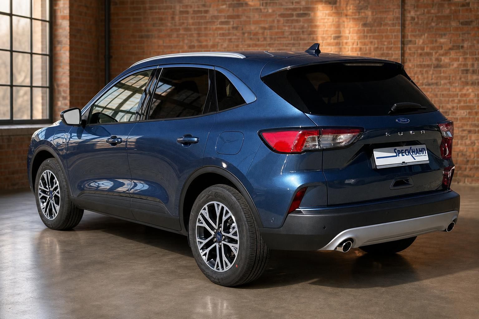 Ford Kuga blau – Heckansicht schräg von hinten rechts im Autohaus Speckhahn