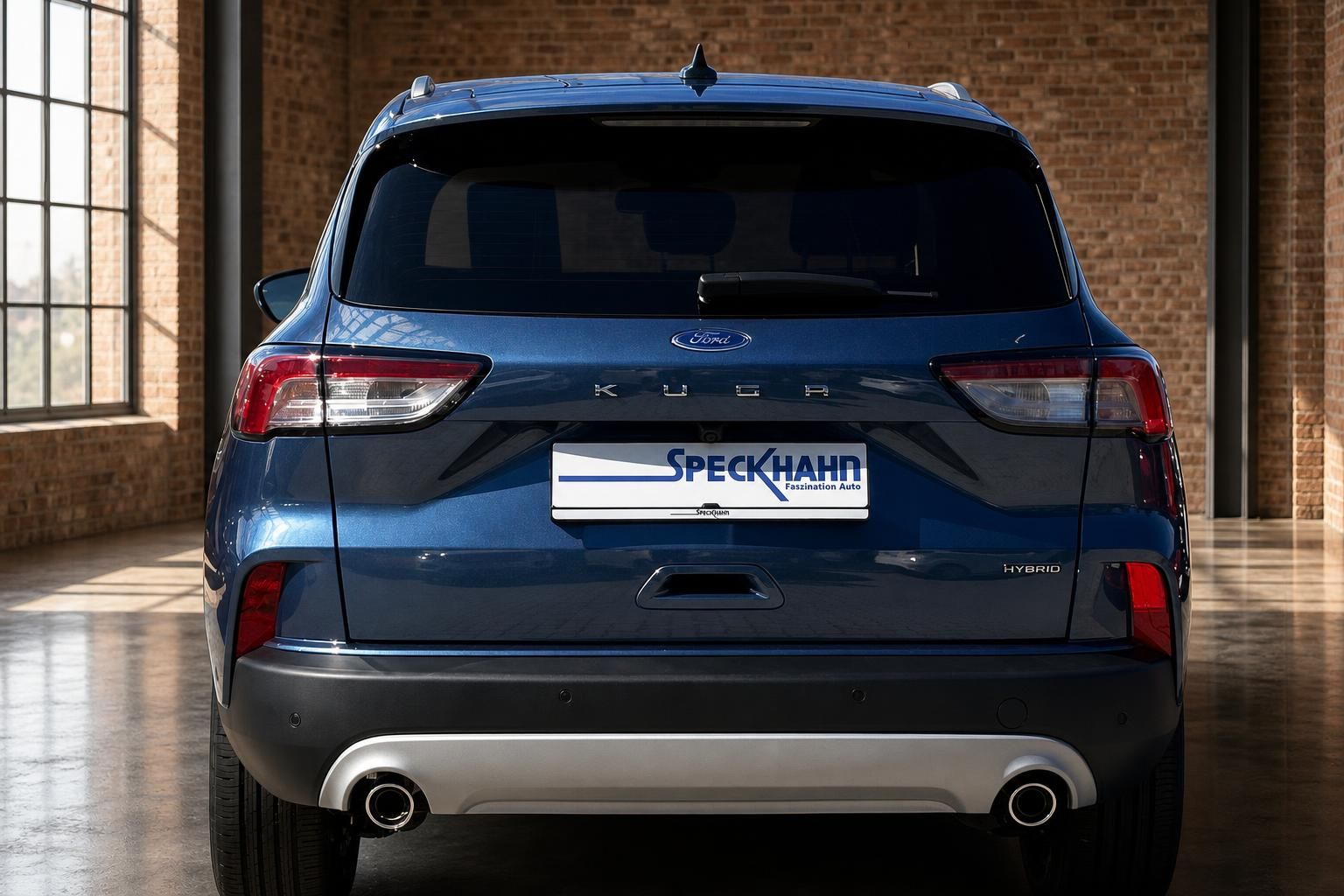 Ford Kuga Hybrid in Blau – Heckansicht im Showroom bei Autohaus Speckhahn