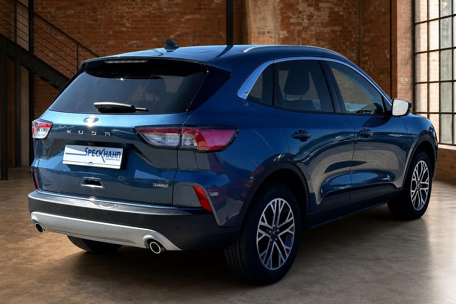 Ford Kuga Hybrid blau – schräge Heckansicht von hinten links im Autohaus Speckhahn